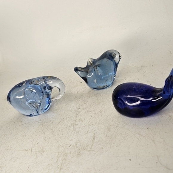 3 vintage cobalt blue figurines, paper weights, elephant, whale and‎ a chicadee. - Picture 4 of 4